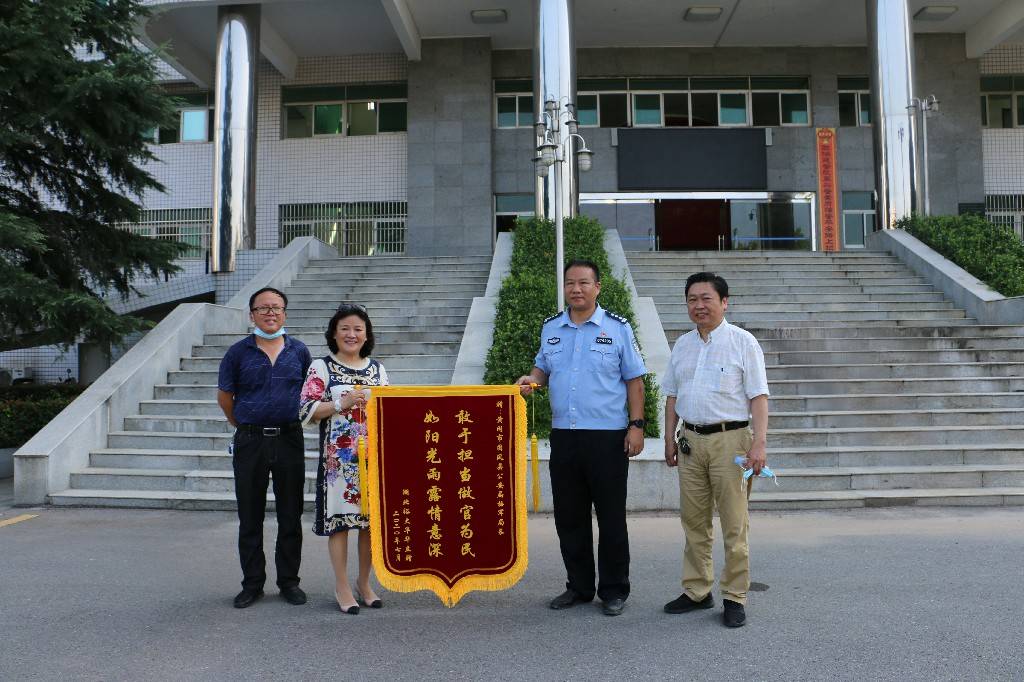 近日,团风国企裕大华华立染织有限公司总经理毛艳华一行来到团风县