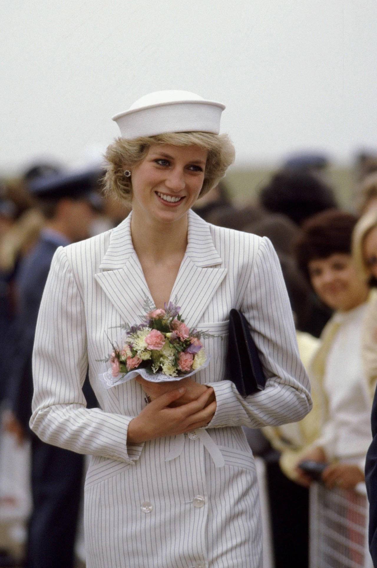 英国另一位女性代表人就是戴安娜王妃,照片上王妃的服装也完美的体现
