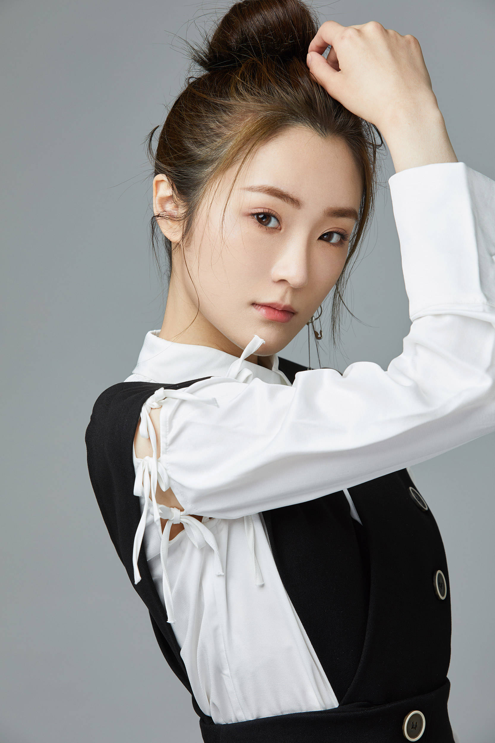 全能少女张可盈曝光学院风写真 简约时髦质感十足_可可