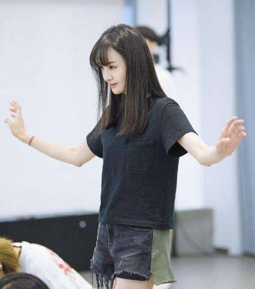 原创春夏清爽搭配,跟着郑爽一起来轻松凹造型,做整条街最靓的仔