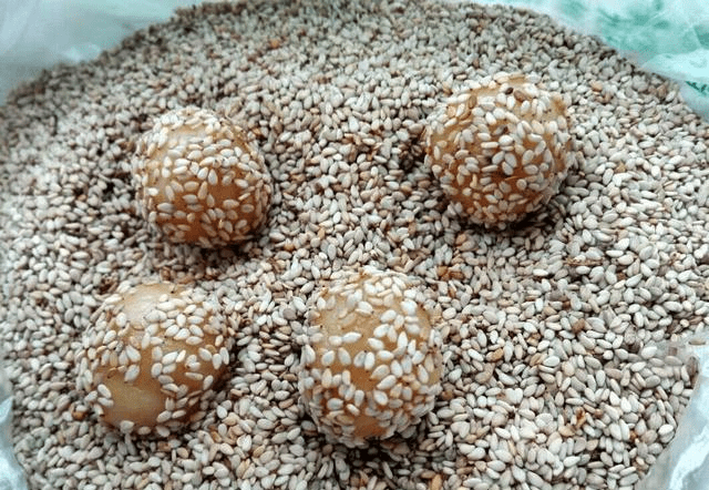 在家也能做开口笑酥,操作简单,不用油炸也能个个开口,酥掉渣_白芝麻