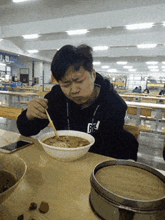 搞笑gif: 不用说, 这玻璃肯定是中国造