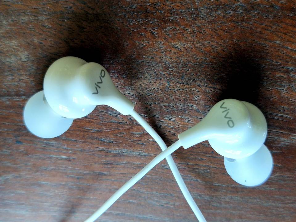 颜值如玉声音极致vivo缤纷入耳式耳机轻体验