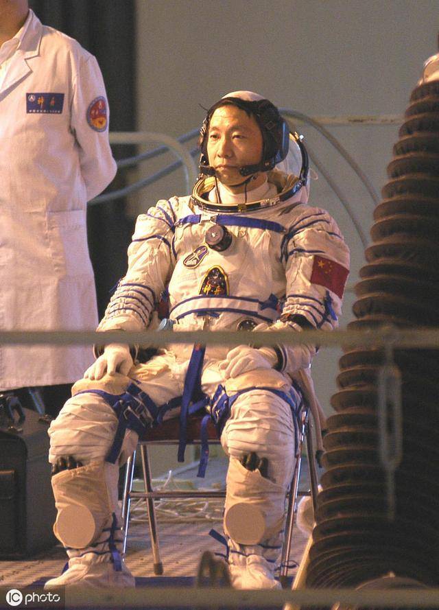 原创在外太空呆21小时,杨利伟回来后,再也不能飞,国家如何对待他