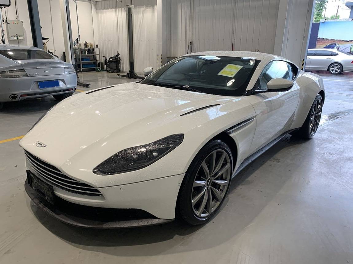 阿斯顿马丁 db11 v8 月光白曜石黑