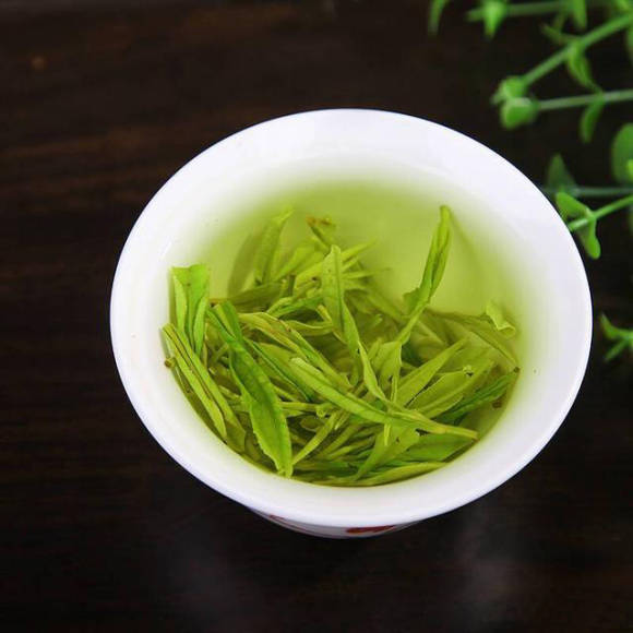 茶工人茶叶:绿茶怎么冲泡才好喝,学会三招,喝一天都不变味!_水温