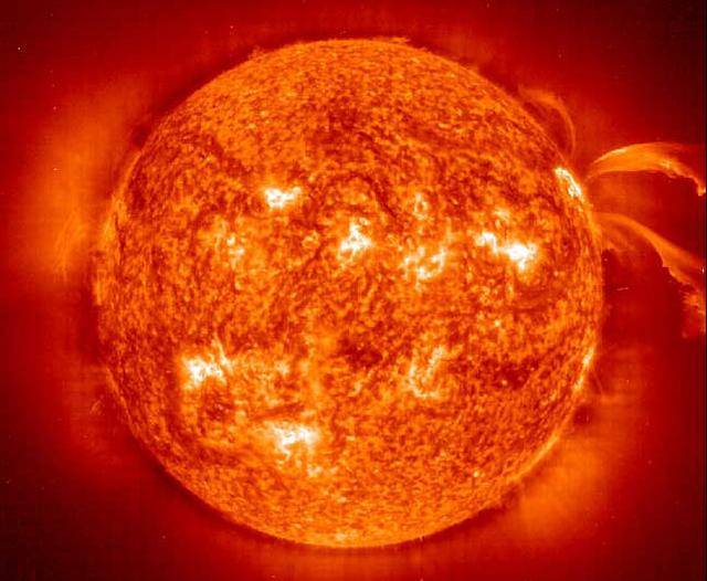 科学家找出太阳大气层的温度比太阳表面高的原因