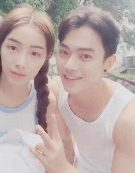 许凯与前女友亲密照曝光两人合体开直播在观众的面前秀恩爱