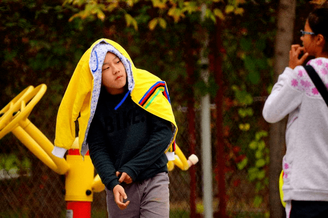 原创地铁上小男孩要脱鞋,妈妈一句话很暖,母子的素质真的很好