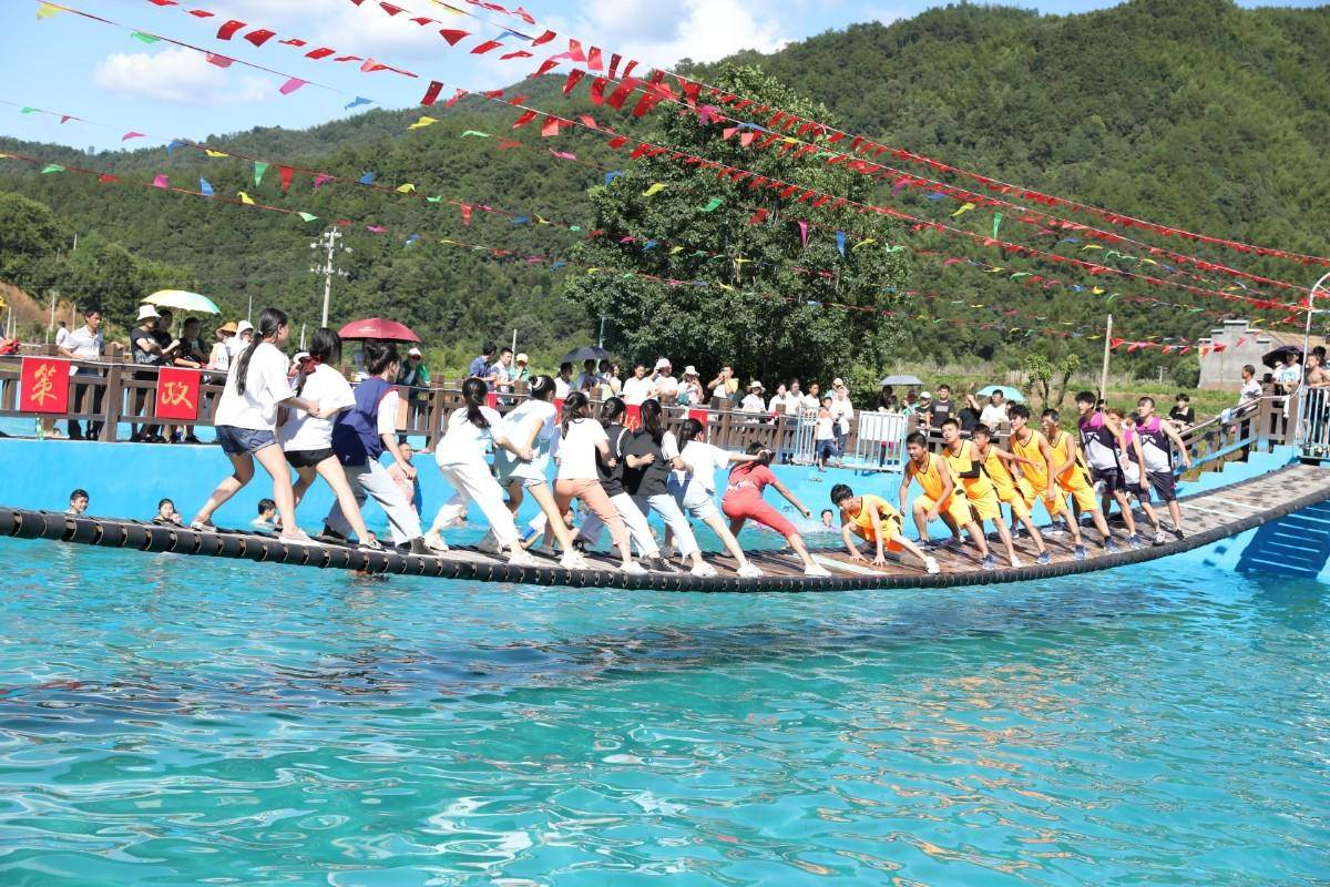 热火朝天的网红摇摆桥 和水上小泳池