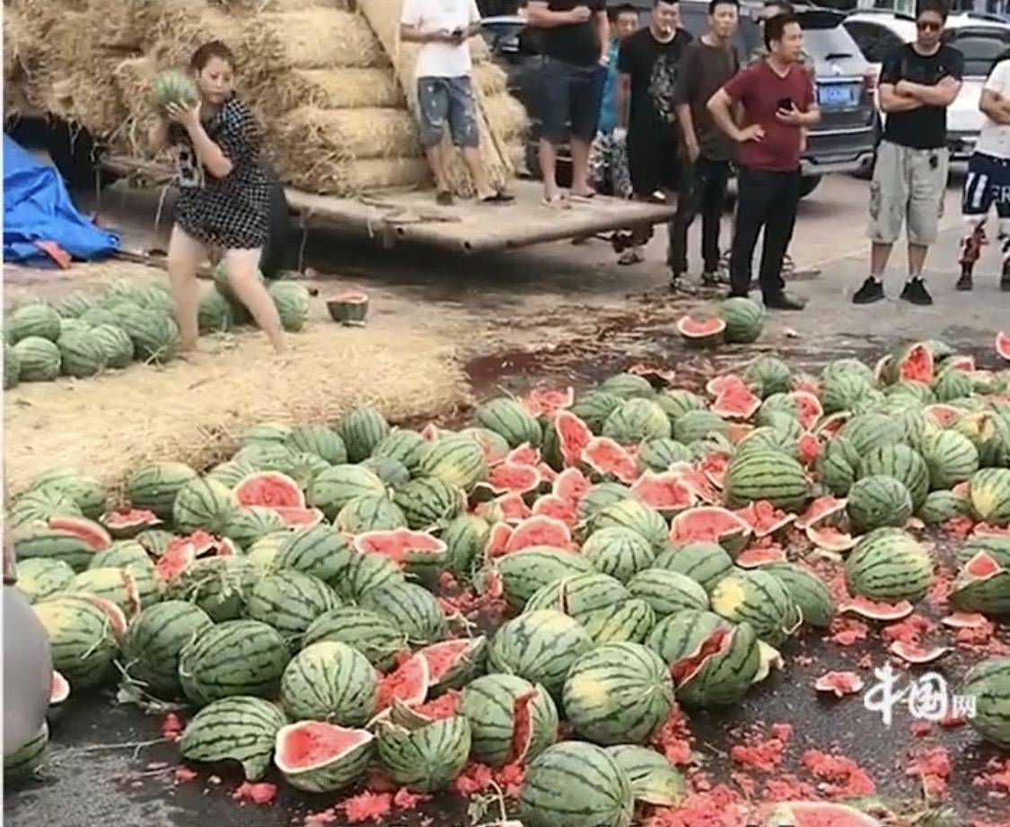 不满城管执法,瓜农摔一地瓜泄愤,网友:考虑过环卫工人的感受吗_西瓜
