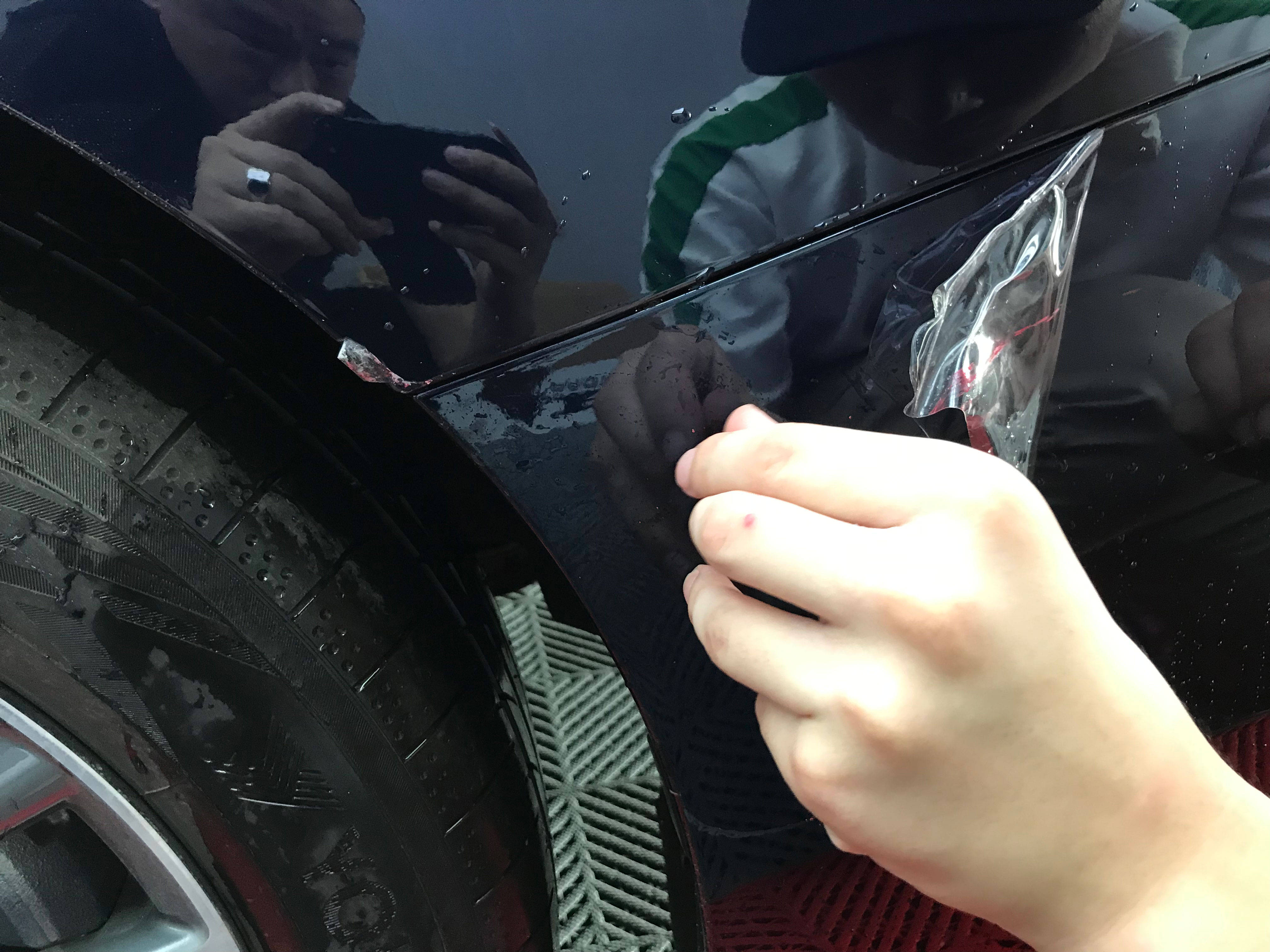 雷克萨斯贴隐形车衣后遭刮蹭毫发无伤