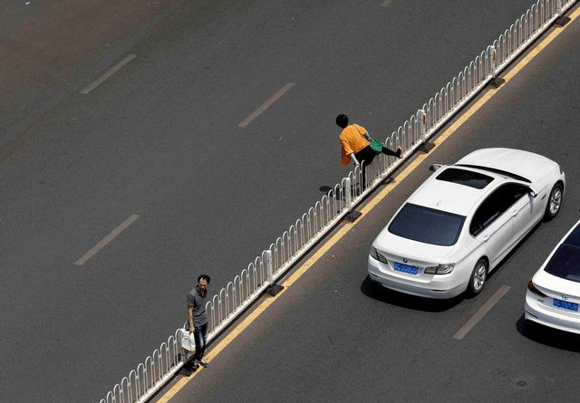 3,过马路横冲直撞