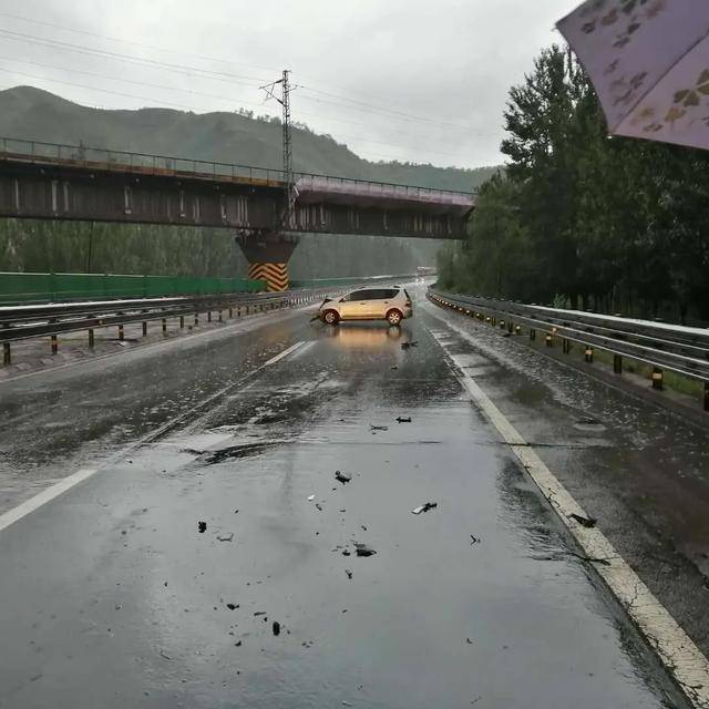 雨天高速行车,遇积水路段"漂"出事故