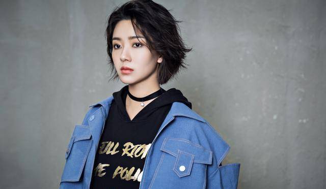 所以拍起来是非常费劲的,一边要看戏拍的怎样,一边还有去指导孟真,真