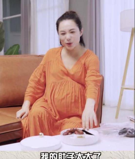 所以网友们纷纷预测刘璇怀的一定是双胞胎,要不肚子不会大到如今这种