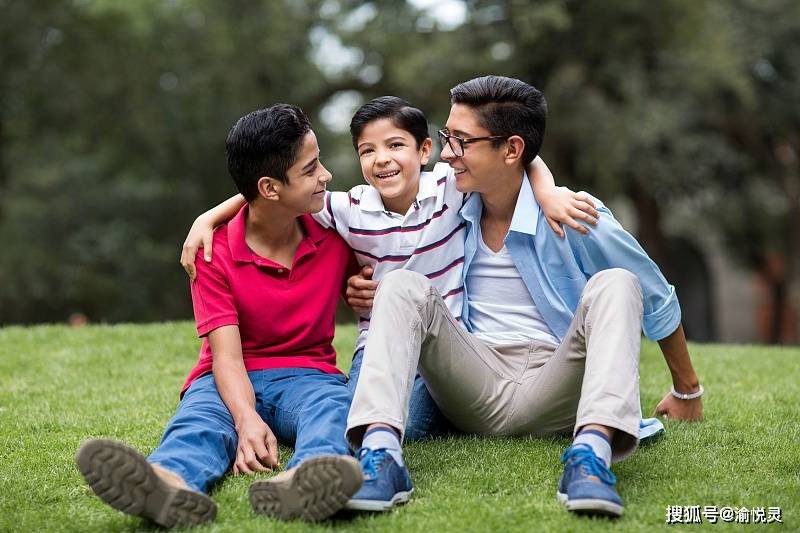 尤其是二胎家庭,老大还小,老二才刚出生,他们会经常取笑大孩子,说:"