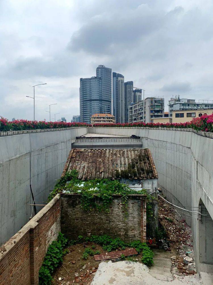 广州现"最牛钉子户":房子躺在路中央,倒逼海珠涌大桥绕道