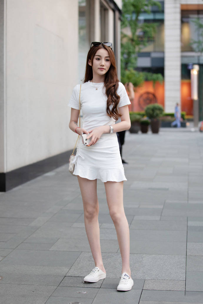 选择舒适减龄的连衣短裙,让造型显得清爽又富有活力,轻盈又好看