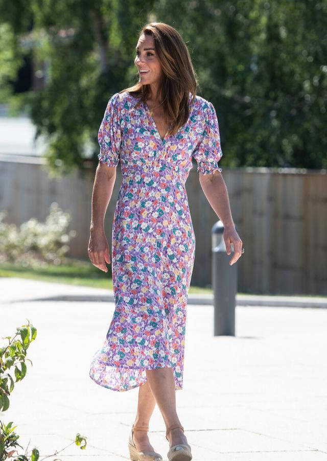 原创凯特王妃衣品好亲民,两条裙装穿出夏日风情,38岁状态真实自然