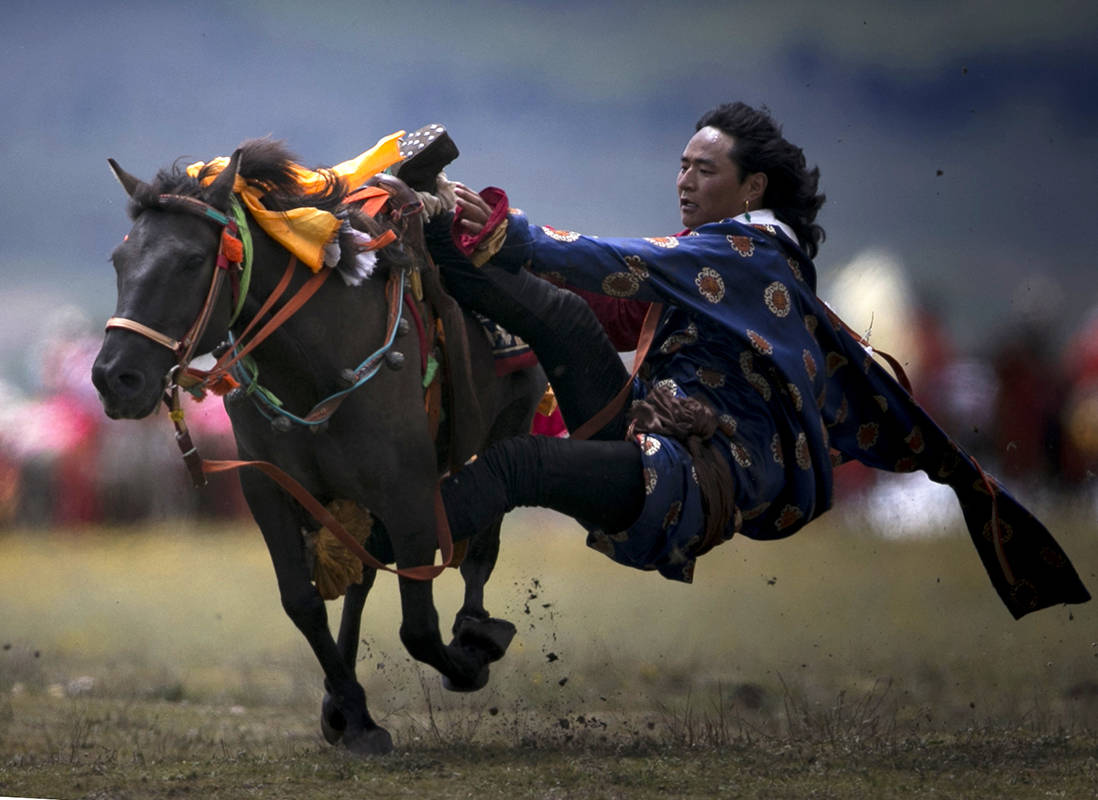 云端理塘的"马背英姿"_摄影