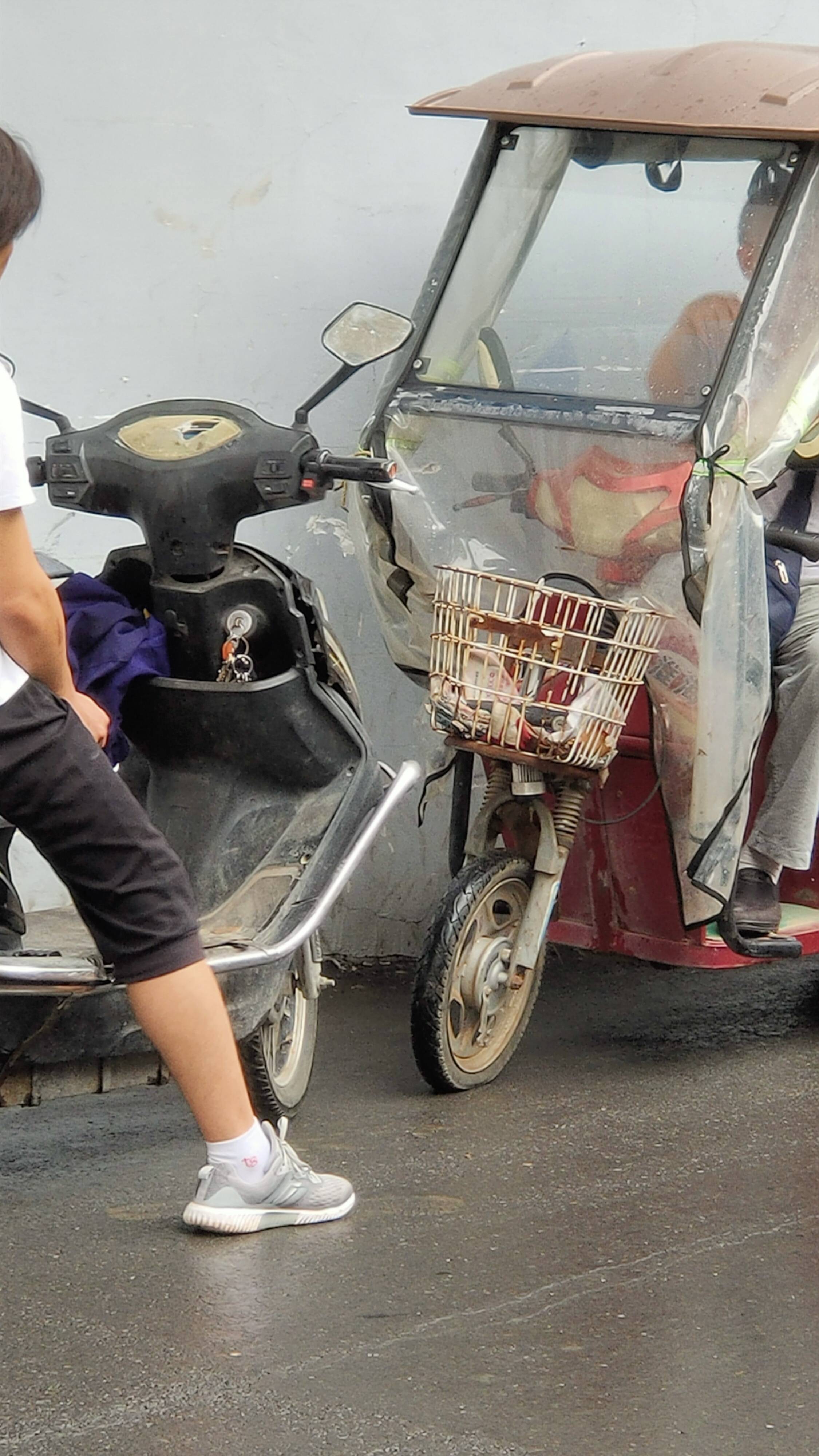 焦作一小伙子骑着电动车撞到了一位大叔