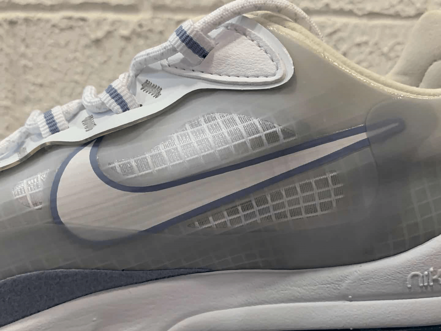 合成革材质带来稳固的 支撑感,提高舒适度,轻松打造现代美学风格,赋予