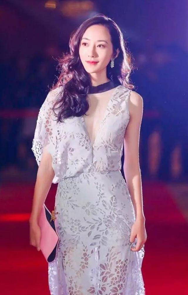 原创韩雪"放飞自我"了?穿v领蕾丝裙勒出腰臀比,光这气质让人叹服