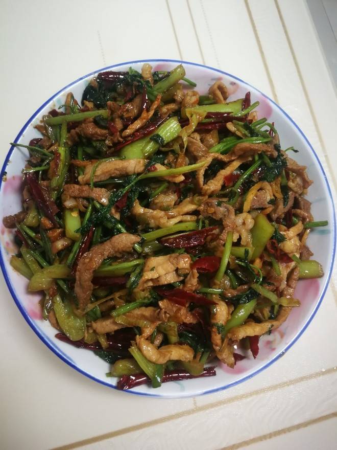 家常肉菜菜谱,东北版香辣肉丝,美味营养,快速搞定,适合夏天_香菜