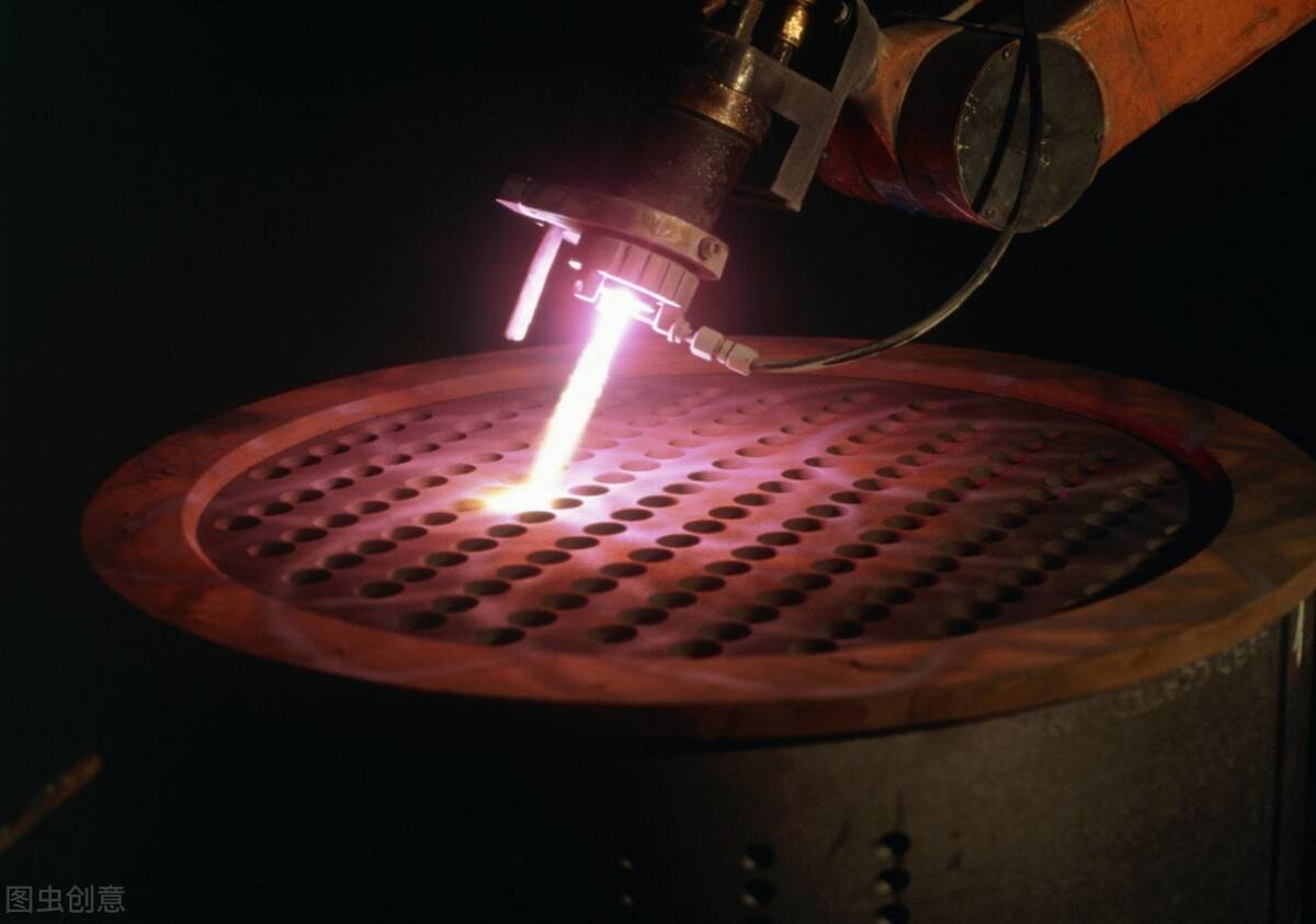 离子束加工是在真空条件下,先由电子枪产生电子束,再引入已抽成真空且