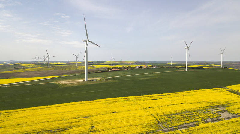 风电为旅游风景线的张家口尚义迎来国内最大单机容量3mw风机吊装