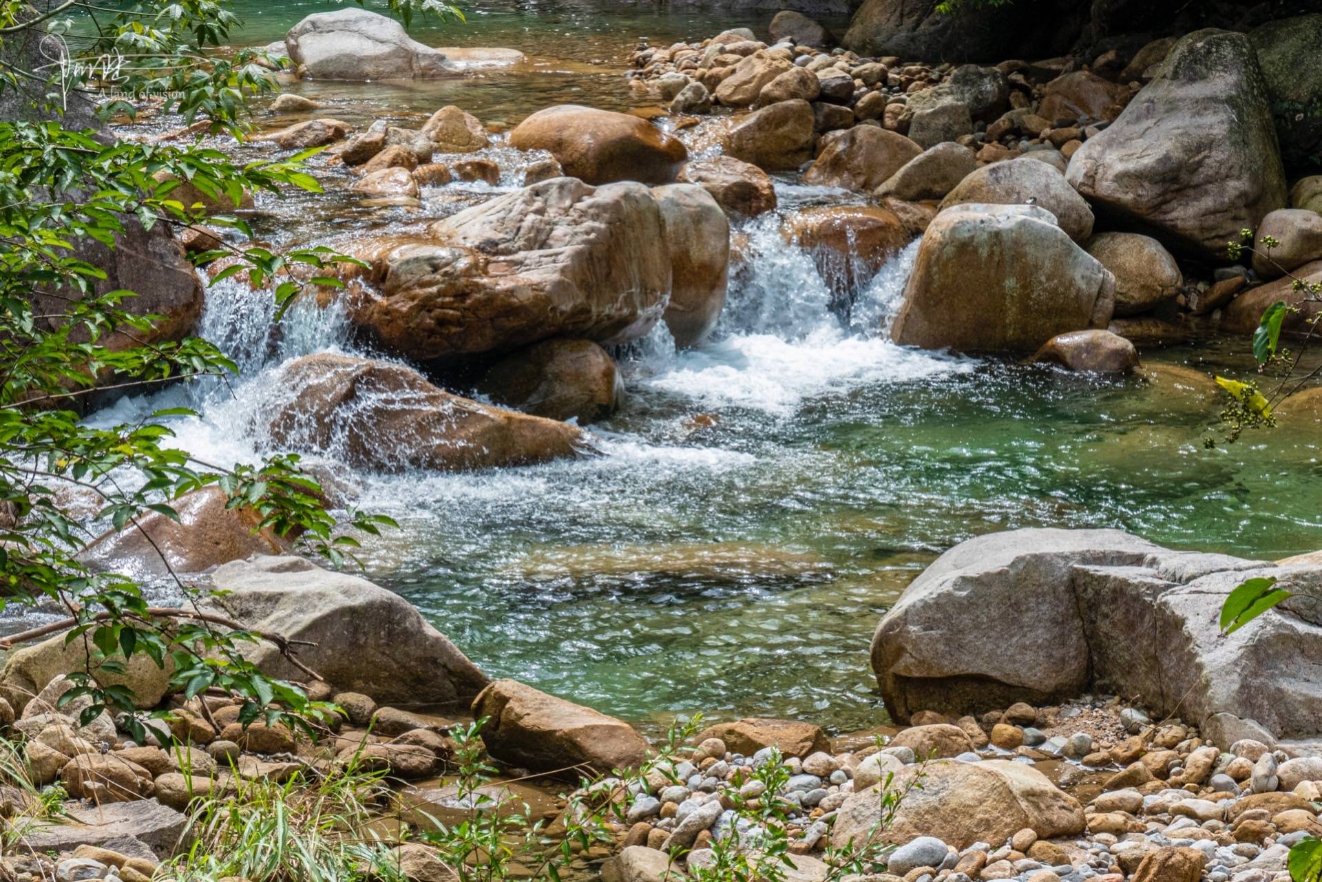 大明山的水,碧绿清澈,让人恨不得脱鞋下去踩几下