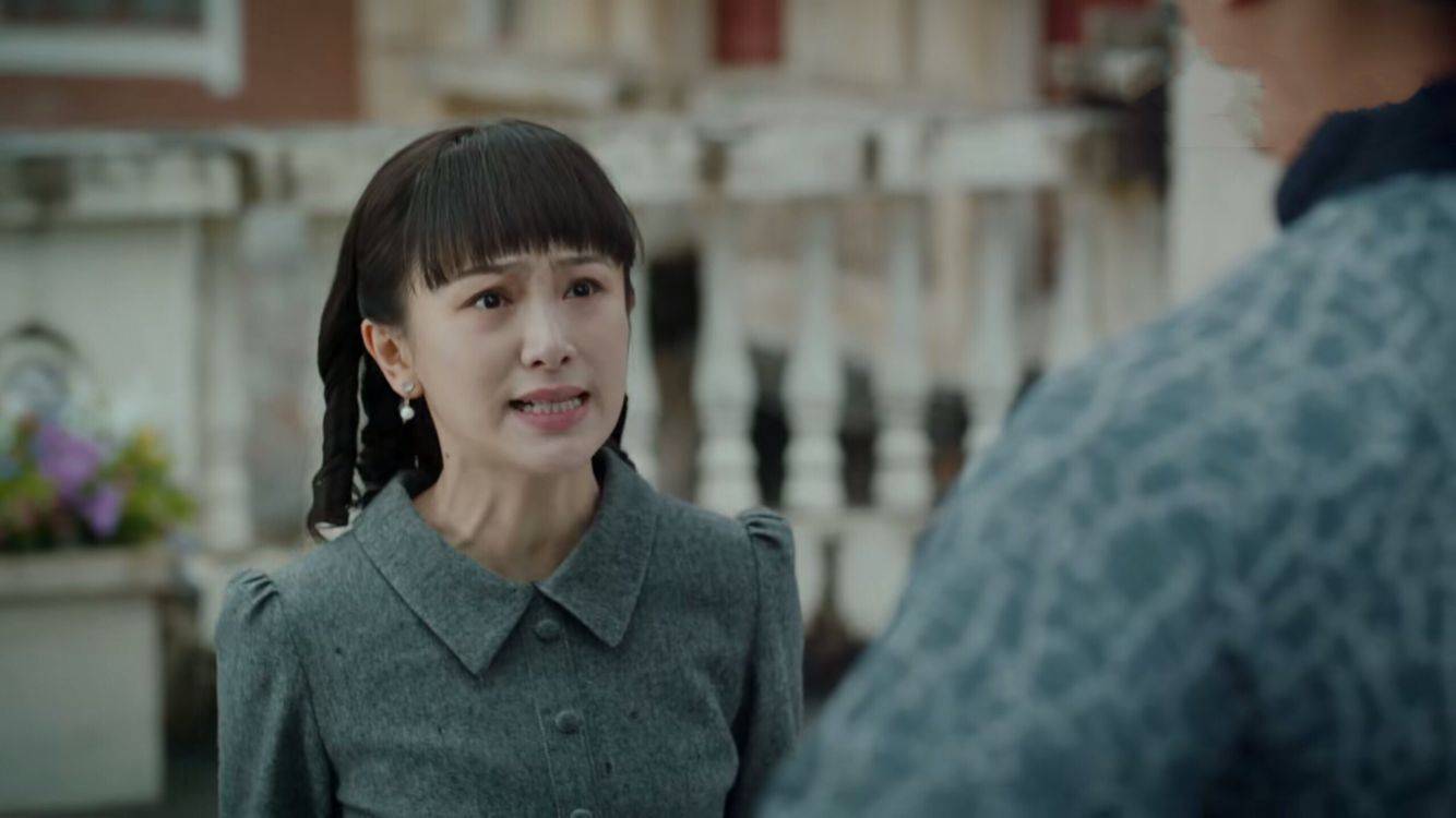 他在与记者何玛丽打交道的过程被被这位女子的坚定和聪慧所打动,两人