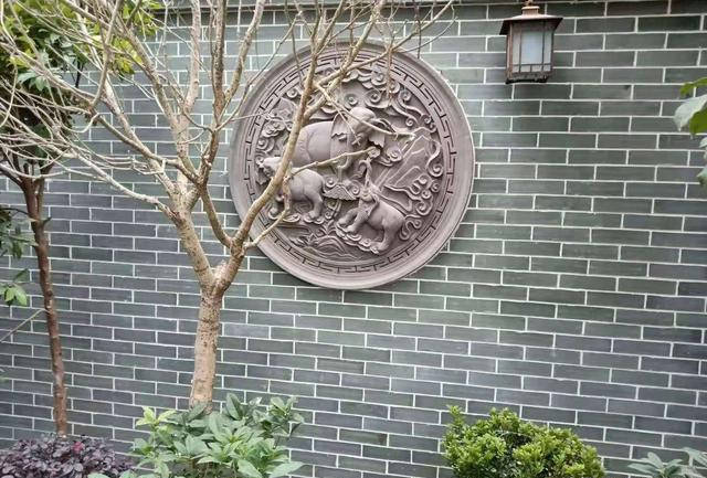 围墙上的仿古砖雕挂件装饰设计案例