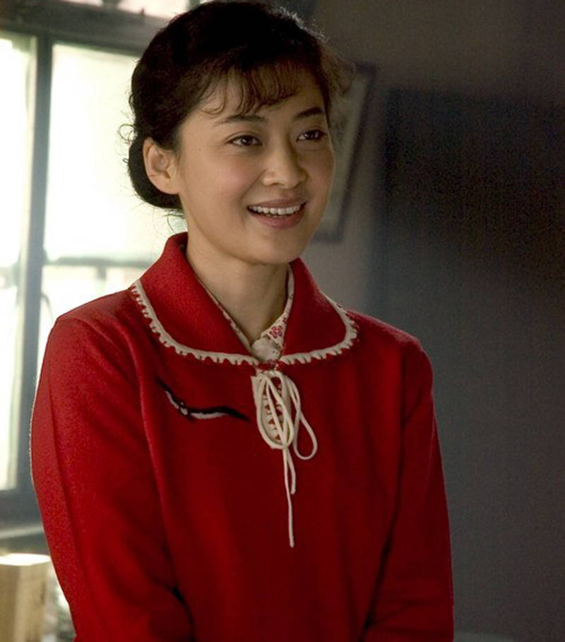 原创45岁梅婷现身机场穿黑色风衣皮肤白到发光戴墨镜女神范十足