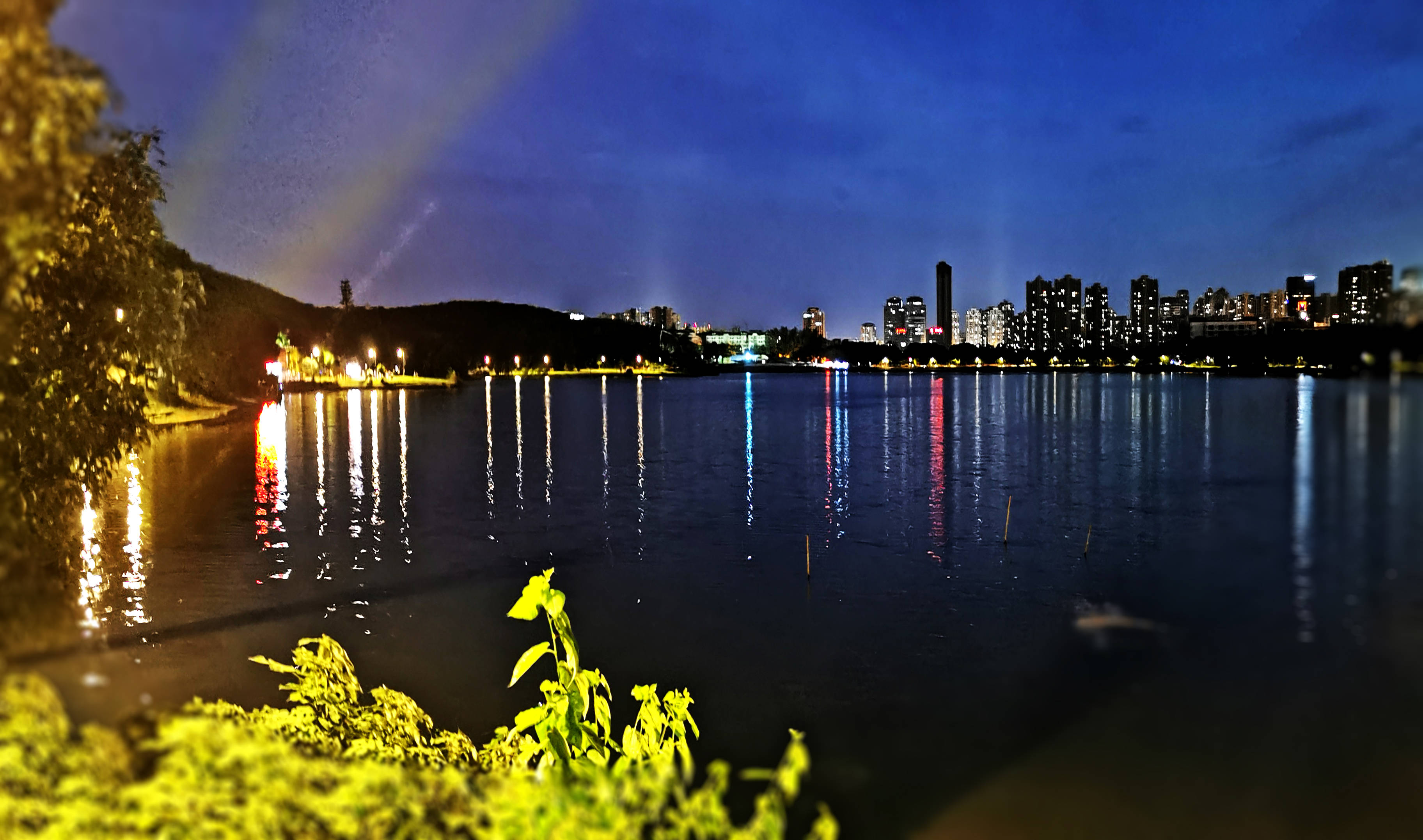 漂亮,武汉东湖夜景倒影实在漂亮