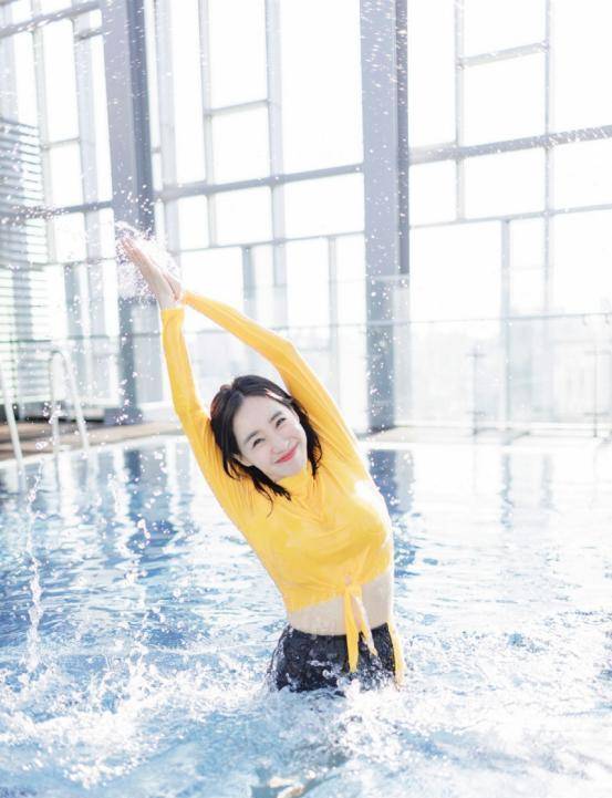王智的模样可真迷人,在水中就像"出水芙蓉"一般,她这次选择的黄色小衫