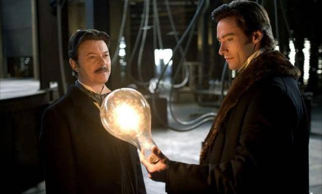 诺兰电影《致命魔术》中大卫·鲍伊扮演的特斯拉(左)而失败所积累