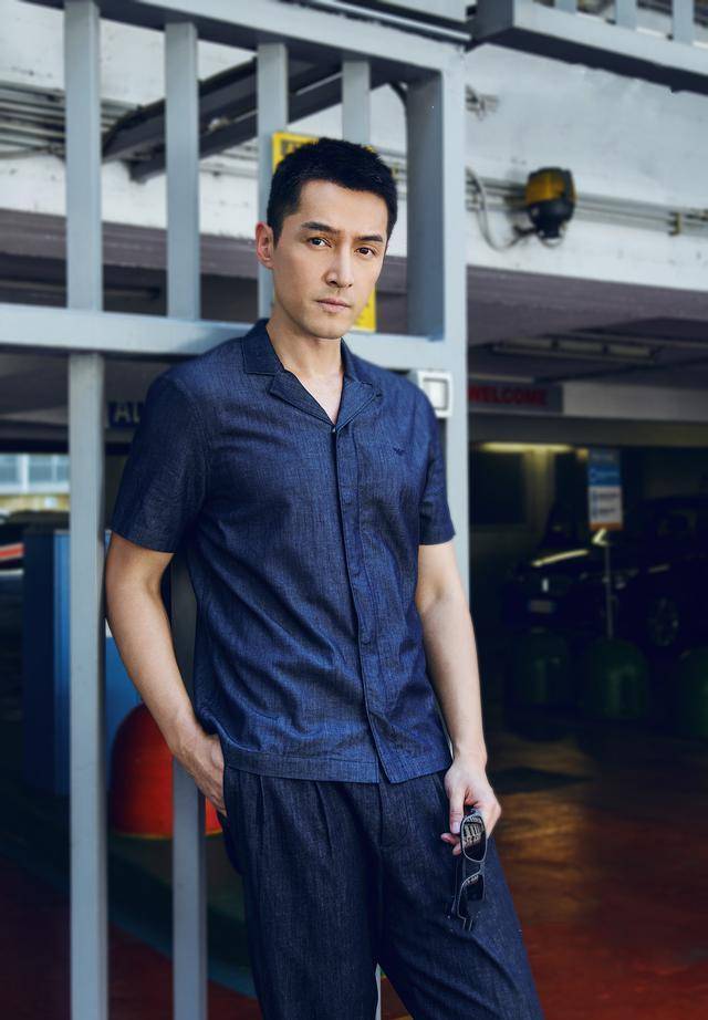 原创男人过了40岁,少穿polo衫牛仔裤!学胡歌这样穿,减龄还帅气