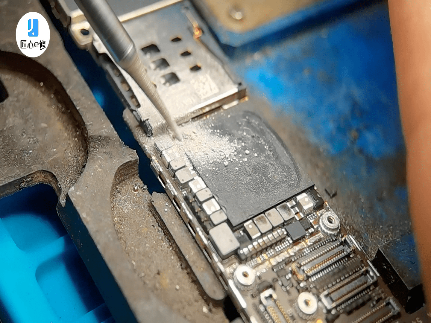 苹果自动重启怎么办cpu飞线直接搞定匠心e修