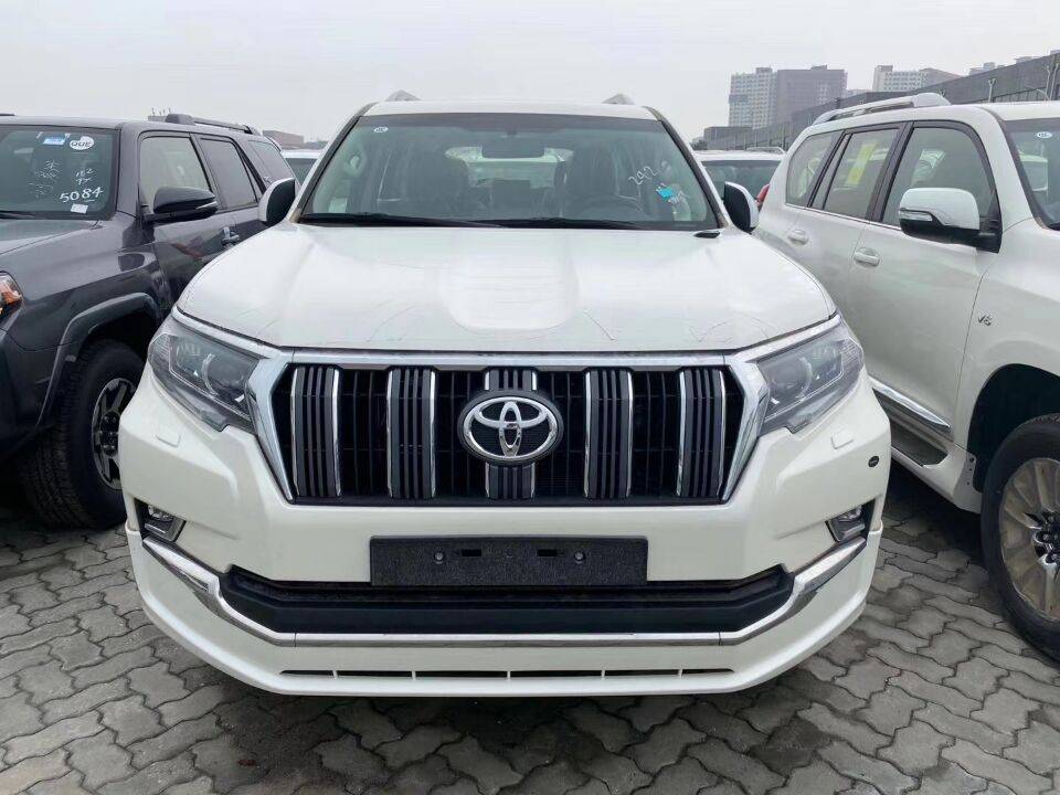 大批新款丰田普拉多到港28t七座预售46万新造型真霸气