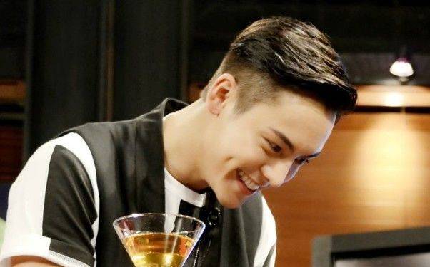 整个人显得更加帅气,今天小编就来盘点4位酒窝男神,首先是陈伟霆,明明