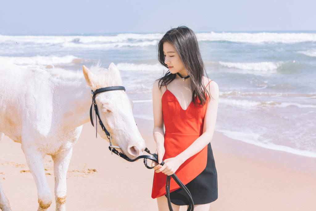 李兰迪吊带红裙海边美图