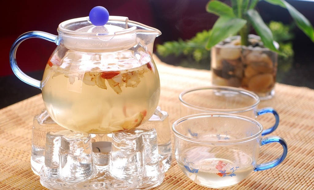 凉茶解暑,各年龄段有所不同,喝对很关键