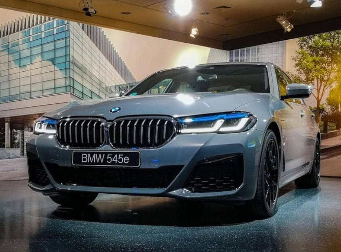 1/ 12 近日,有海外媒体发布了一组宝马新款5系545e的海外实拍图,新车