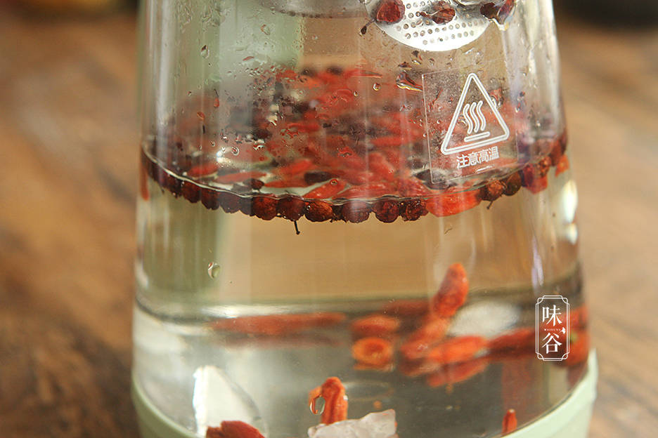 五味子枸杞茶煮好后趁热放入适量冰糖调味,或者水放凉后按个人口味