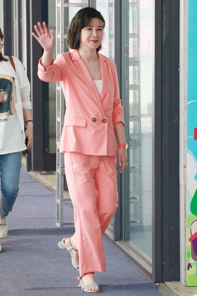 原创杜华成"职场穿搭"新模板,粉色西装配新发色,时髦减龄又洋气!