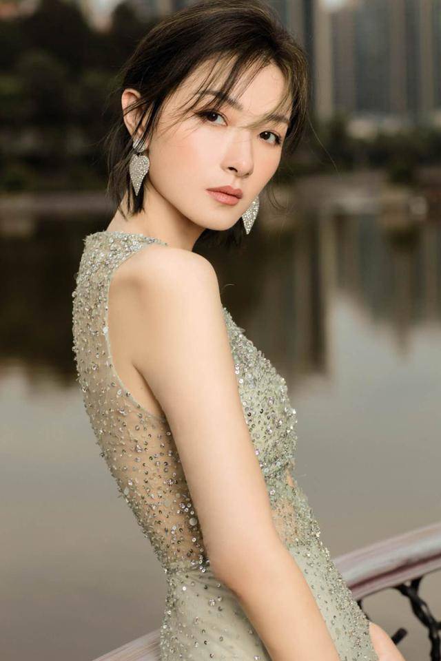 38岁万茜太美了!穿透视裙带伤主持晚会,沉稳大气不怯场