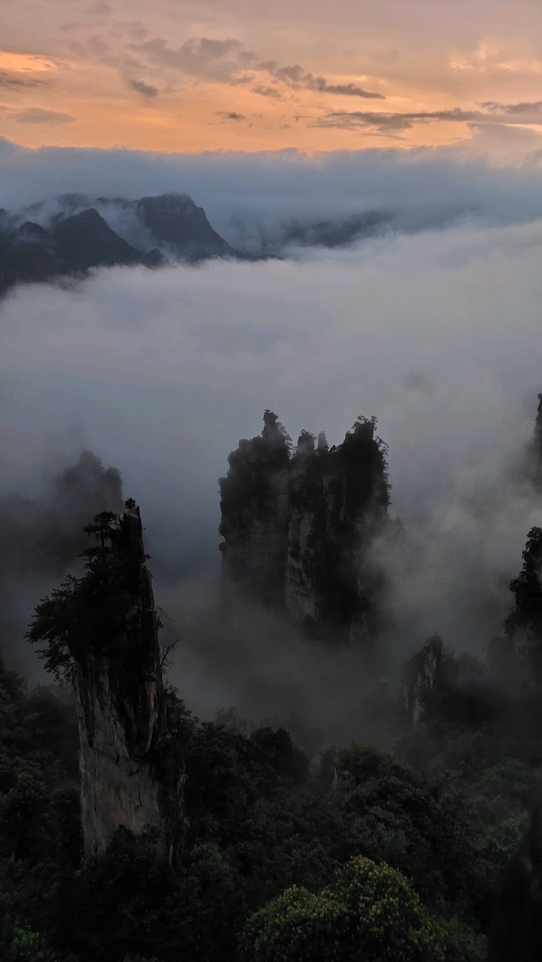 张家界武陵源立秋后天子山首场云海如仙境