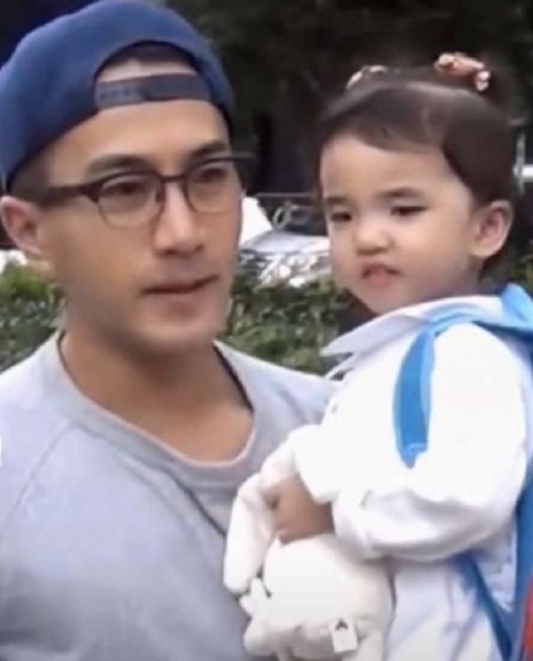 终于等到杨幂女儿正脸照小糯米容颜太可爱跟母亲一样美